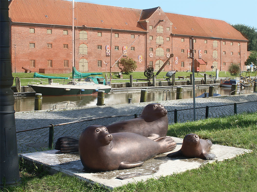 Harbour Seals in bronze in Tönning by Ernst Paulduro and Ursula Krabbe-Paulduro