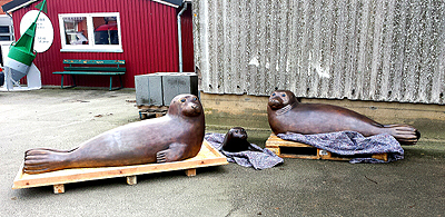 Seehundskulpturen in Bsum von Ernst Paulduro und Ursula Krabbe-Paulduro